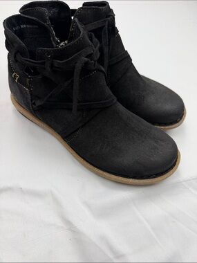 Børn Tarkiln Ankle Boot in Black Distressed.